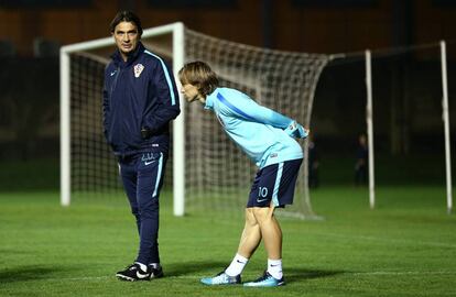 Dalic y Modric durante el último entrenamiento de Croacia.