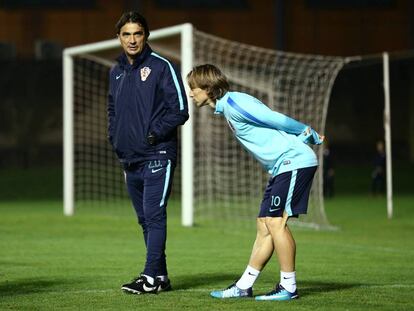 Dalic y Modric durante el último entrenamiento de Croacia.