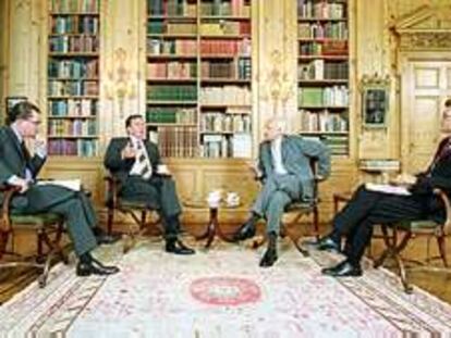 Schröder (segundo por la izquierda) charla con Stoiber (segundo por la derecha) entre los directores de <b></b><i>Bild</i> y <b></b><i>Bild am Sonntag.</i>