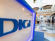 Logo de Digi en un estand de la marcfa en un centro comercial.