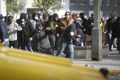 Varios trabajadores lanzan botellas a los policías.