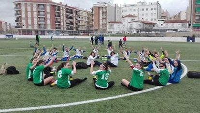 Les jugadores de l'Atlètic del Masnou i del Lloretenc van fer una seguda per evitar que se suspengués el partit.