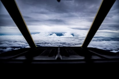 Fotografía sin fechar cedida por las Fuerzas Aéreas estadounidenses que muestra un avión de combate US HC-C130J mientras se acerca al borde del huracán Florence tras un vuelo de dos horas y media desde la base aérea de Savanah, en Georgia (EE UU).