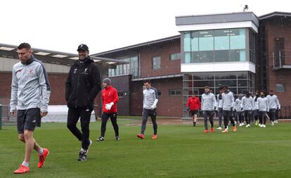 Jürgen Klopp camina junto a sus futbolistas antes del último entrenamiento en Melwood antes de partir a Oporto.