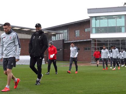 Jürgen Klopp camina junto a sus futbolistas antes del último entrenamiento en Melwood antes de partir a Oporto.