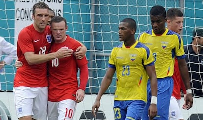 Lambert felicita a Rooney en el Inglaterra-Ecuador.