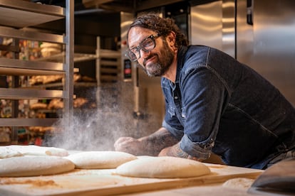 Richard Hart, panadero británico, realizando las pruebas de pan de hogaza y baguette de Green Rhino, su nueva panadería en Ciudad de México el 20 de junio del 2025.