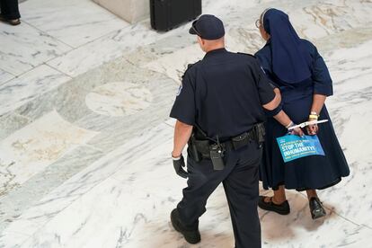 Una monja perteneciente a la Red de Acción Franciscana, organización por los derechos de los inmigrantes, es detenida durante una protesta contra las detenciones de migrantes, en Washington (EE UU).