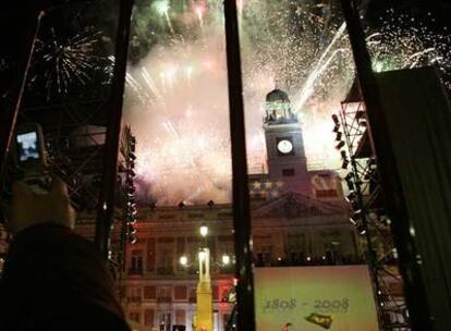 Los fuegos artificiales, tras las campanadas de celebración del año nuevo, conmemoran el bicentenario del levantamiento del Dos de Mayo.