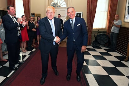 Boris Johnson estrechaba la mano de Mark Sedwill en 2019, después de aceptar el encargo de la Reina de ser primer ministro.