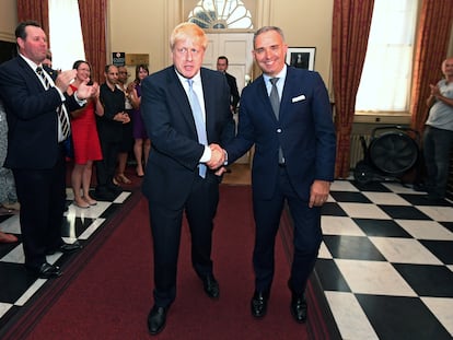 Boris Johnson estrechaba la mano de Mark Sedwill en 2019, después de aceptar el encargo de la Reina de ser primer ministro.