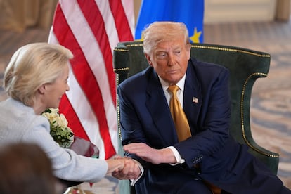 Ursula von der Leyen y Donald Trump se dan la mano, este domingo en Turnberry (Escocia).