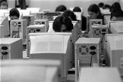 Estudiantes en un aula de informática.