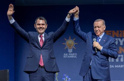 El presidente de Turquía, Recep Tayyip Erdogan, en un acto electoral junto al candidato a la alcaldía de Estambul, Murat Kurum