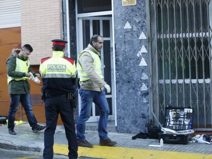 Mossos d'Esquadra recogen pruebas en la calle Verge dels Dolors, en el núcleo urbano de Gavà (Barcelona), donde un grupo de jóvenes ha encontrado muerto a un hombre de 28 años.
