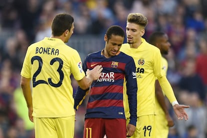 Jugadores del Villareal recriminan a Neymar durante el partido de liga en el Camp Nou, el 8 de noviembre de 2015.