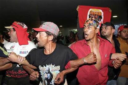 Un grupo de campesinos grita contra el Gobierno durante el asalto al Parlamento en Brasilia.
