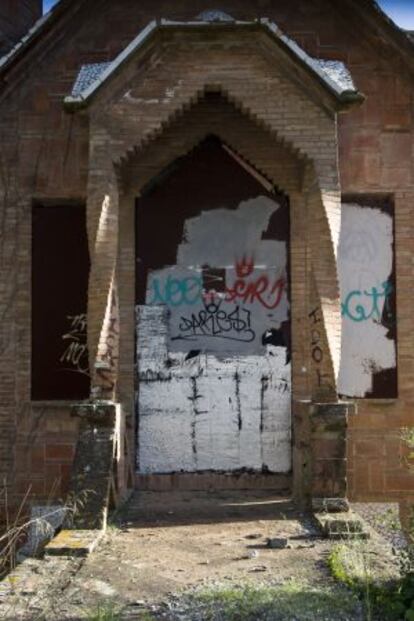 L'entrada del sanatori abandonat de Can Rectoret.