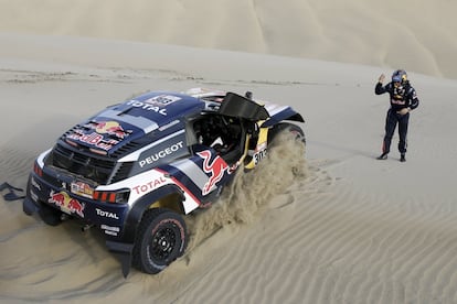 El copiloto Lucas Cruz da instrucciones al Carlos Sainz durante la quinta etapa del Rally Dakar, el 10 de enero.