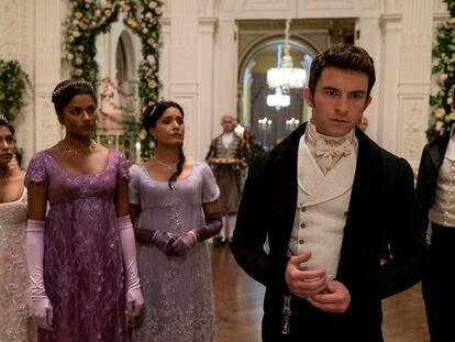 Charithra Chandran, Simone Ashley, Shelley Conn y Jonathan Bailey, en el séptimo episido de la segunda temporada de 'Los Bridgerton'.