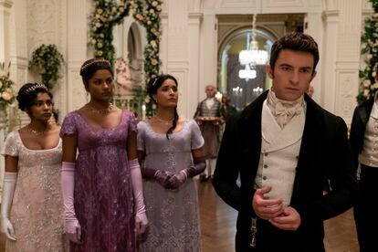 Charithra Chandran, Simone Ashley, Shelley Conn y Jonathan Bailey, en el séptimo episido de la segunda temporada de 'Los Bridgerton'.