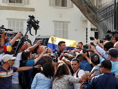 Leopoldo López habla con la prensa en la puerta de la residencia del embajador de España en Caraca