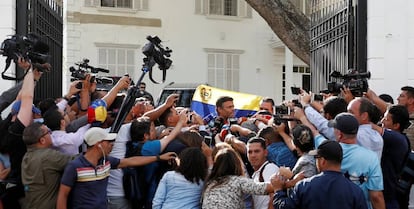 Leopoldo López habla con la prensa en la puerta de la residencia del embajador de España en Caraca