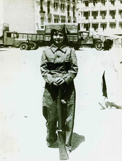 Una joven miliciana española enrolada en un batallón creado por el gobierno, se precisa en el pie de esta fotografía.