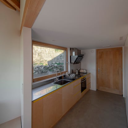 A la vivienda se entra por la cocina, sencilla y con una gran ventana que ofrece iluminación natural.