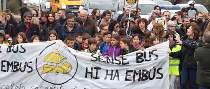 Marcha de padres y alumnos de la escuela Bellaterra, el pasado lunes.