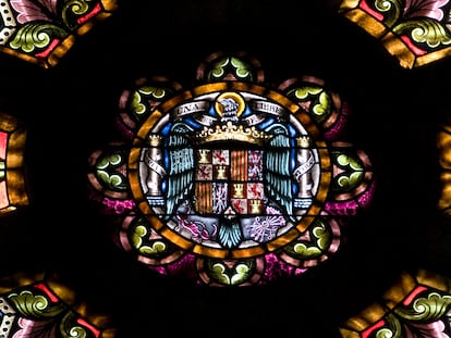 Rosetón con escudo Franquista en la basilica del Tibidabo.