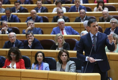 El president del Govern espanyol, Pedro Sánchez, amb alguns ministres en la sessió de control al Senat.