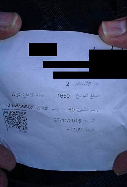 Un recibo expedido por un intermediario a un migrante tras depositar una suma de dinero a favor de un traficante. La imagen -cedida por un traficante retirado- es la que le envió un migrante al llegar al destino acordado y le permitió al traficante retirar el dinero depositado a su favor. 