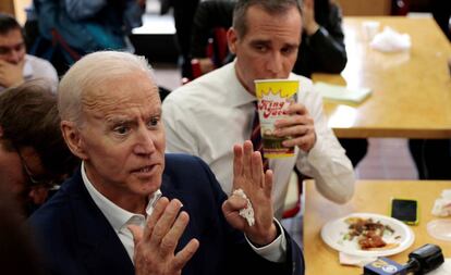 Joe Biden y Eric Garcetti en un acto conjunto en mayo en Los Ángeles.