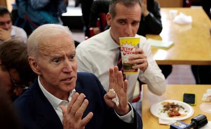 Joe Biden y Eric Garcetti en un acto conjunto en mayo en Los Ángeles. 