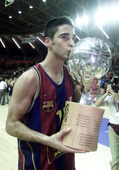 Juan Carlos Navarro, jugador de la sección de baloncesto del F.C. Barcelona, con el trofeo de la Liga 2002/03. 