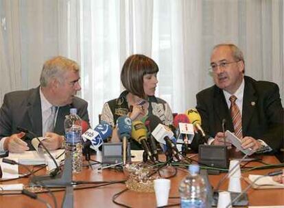 El diputado Juan José Mujika y González de Txabarri, ayer, con la presidenta de las Juntas, Leire Ereño.