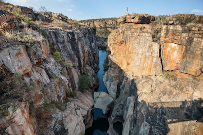 Un hombre se asoma a Los Baches de la Suerte, en Mpumalanga, en las estribaciones del Gran Cañón del río Blyde.