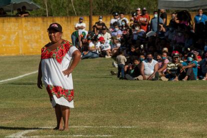 En las gradas de campo de Izamal ya no cabe un alma y el público ha llenado también el lateral del hasta meterse prácticamente en el terreno de juego. Allá donde van, las Amazonas llenan estadios.