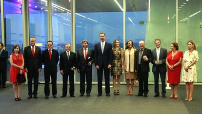 Los Príncipes, los premiados y los responsables políticos que asistieron a la gala.