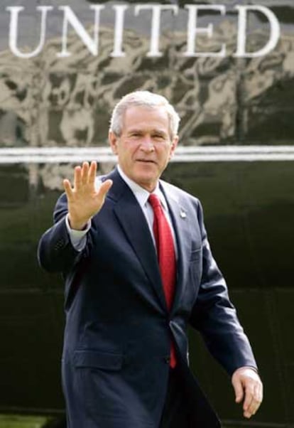 George W. Bush saluda a los periodistas en los jardines de la Casa Blanca el viernes.