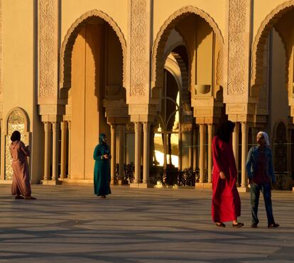 Mujeres paseando por la explanada de la Mezquita Hassan II, en Casablanca. Pese a que la nueva Constituci&oacute;n (2011) establece la igualdad ante la ley entre hombre y mujer, en Marruecos la mujer hereda por ley la mitad que el hombre.  La justicia sigue siendo sumamente discriminatoria con las mujeres, a las que en raras ocasiones concede una compensaci&oacute;n justa, o ni siquiera digna, cuando se produce una demanda de divorcio. 