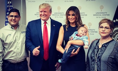 El presidente y la primera dama de Estados Unidos, Donald Trump y Melania Trump, posan para una foto con un bebé huérfano, sobreviviente del tiroteo ocurrido el sábado en la localidad de El Paso (Texas), el 7 de agosto de 2019. El gesto del presidente estadounidense en la fotografía ha desatado críticas en las redes sociales por "la falta de empatía" tras la masacre que dejó 22 personas fallecidas.