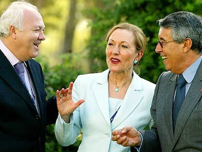 El ministro de Exteriores, Miguel Ángel Moratinos, con sus homólogos de Austria y Marruecos.