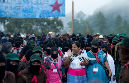 La candidata presidencial del Congreso Nacional Indígena, Marichuy, escoltada por mujeres zapatistas, en octubre de 2017.