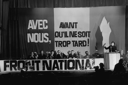 Jean-Marie Le Pen, fundador del Frente Nacional Francés, asiste a una reunión en la Maison de la Mutualité, en presencia del señor Bousquet, Brigneau, Holindre, Ferrand y Robert, en 1972.