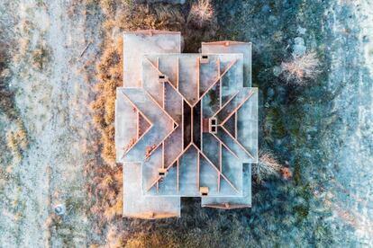 Aerial view of one of the abandoned buildings in San Mateo de Gállego, in Zaragoza. Click to enlarge.