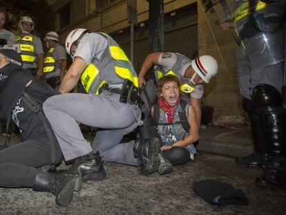 Manifestantes s&atilde;o presos em um ato contra a Copa, em S&atilde;o Paulo, em 22 de fevereiro.