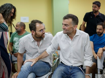 Antonio Maíllo (derecha) junto a su sucesor, Toni Valero (izquierda) al frente de Izquierda Unida en Andalucía, en una imagen de 2019.