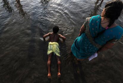 Cientos de devotos hindúes participan en el ritual del Chhath Puja, en Bombai (India).